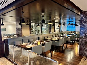 3 restaurants; breakfast, lunch and dinner served - Copthorne Hotel Sharjah (Sharjah)