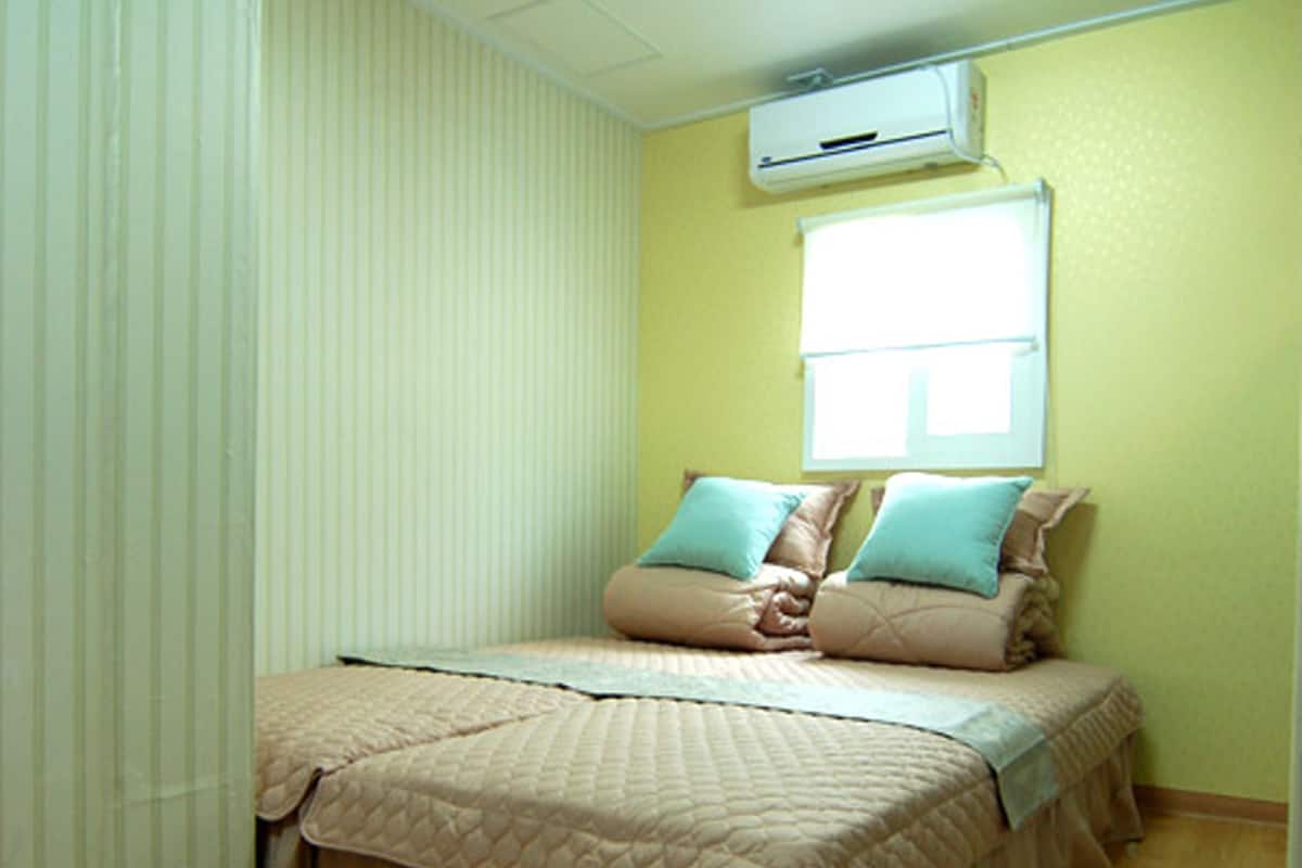 Double Room | Iron/ironing board, free WiFi, individually furnished