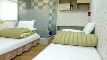 Dilengkapi dengan perabotan berbeda-beda dan setrika/meja setrika