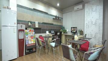 朝食 (コンチネンタル ブレックファスト 、無料)