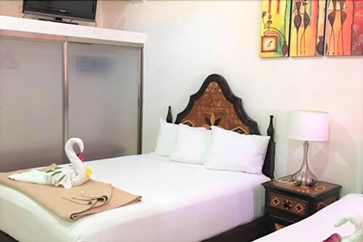 Standard Room (Double) | In-room safe, iron/ironing board (on request), WiFi (free), bed sheets
