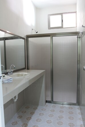 Junior suite | Bathroom | Towels, soap, shampoo, toilet paper - Hotel Marites Tulum (Tulum)