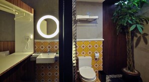 Shower, rainfall showerhead, free toiletries, hair dryer