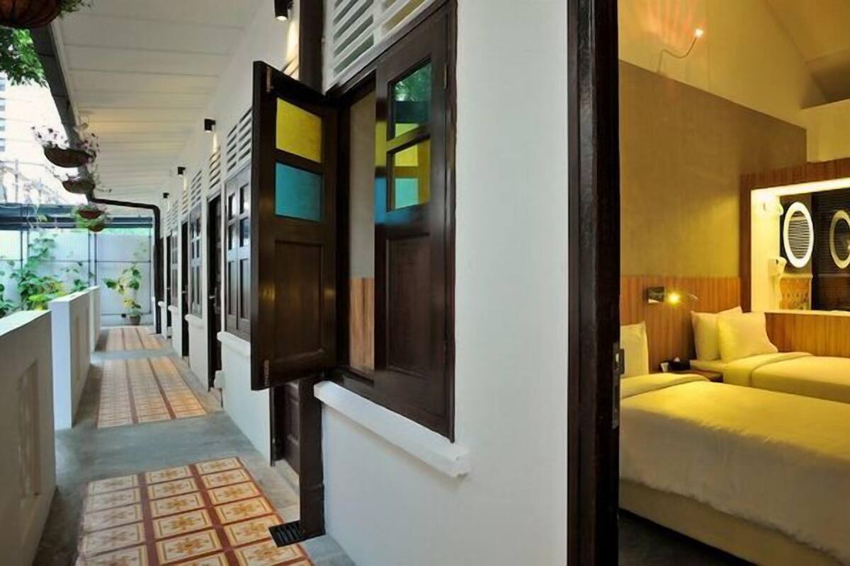 Deluxe Twin Room, 2 Twin Beds | Living area | 32-inch LCD TV with cable channels, TV
