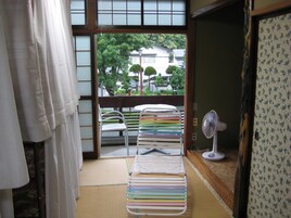 Dormitorio compartido, solo para mujeres | Balcón