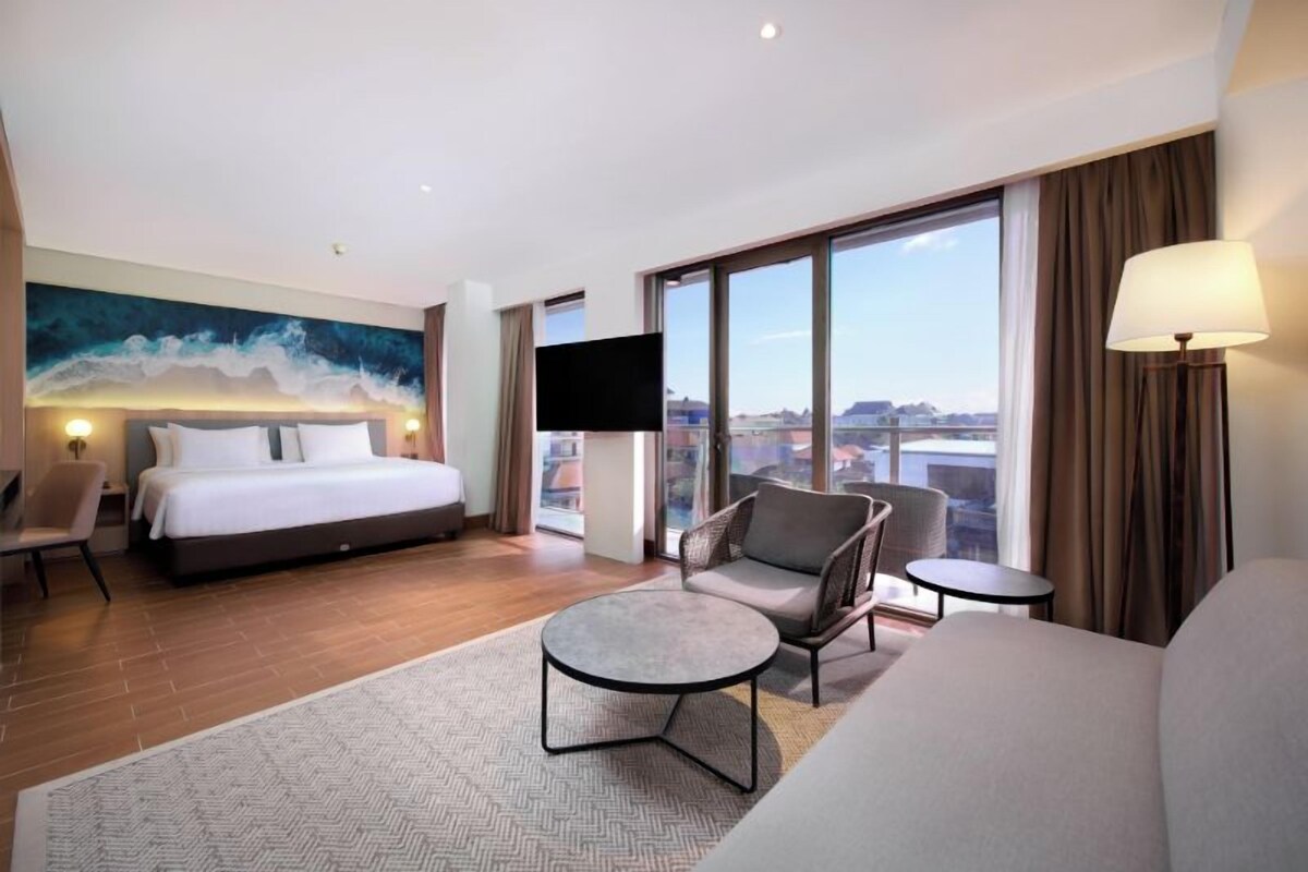 Harper Suite | In-room safe, desk, laptop workspace, soundproofing