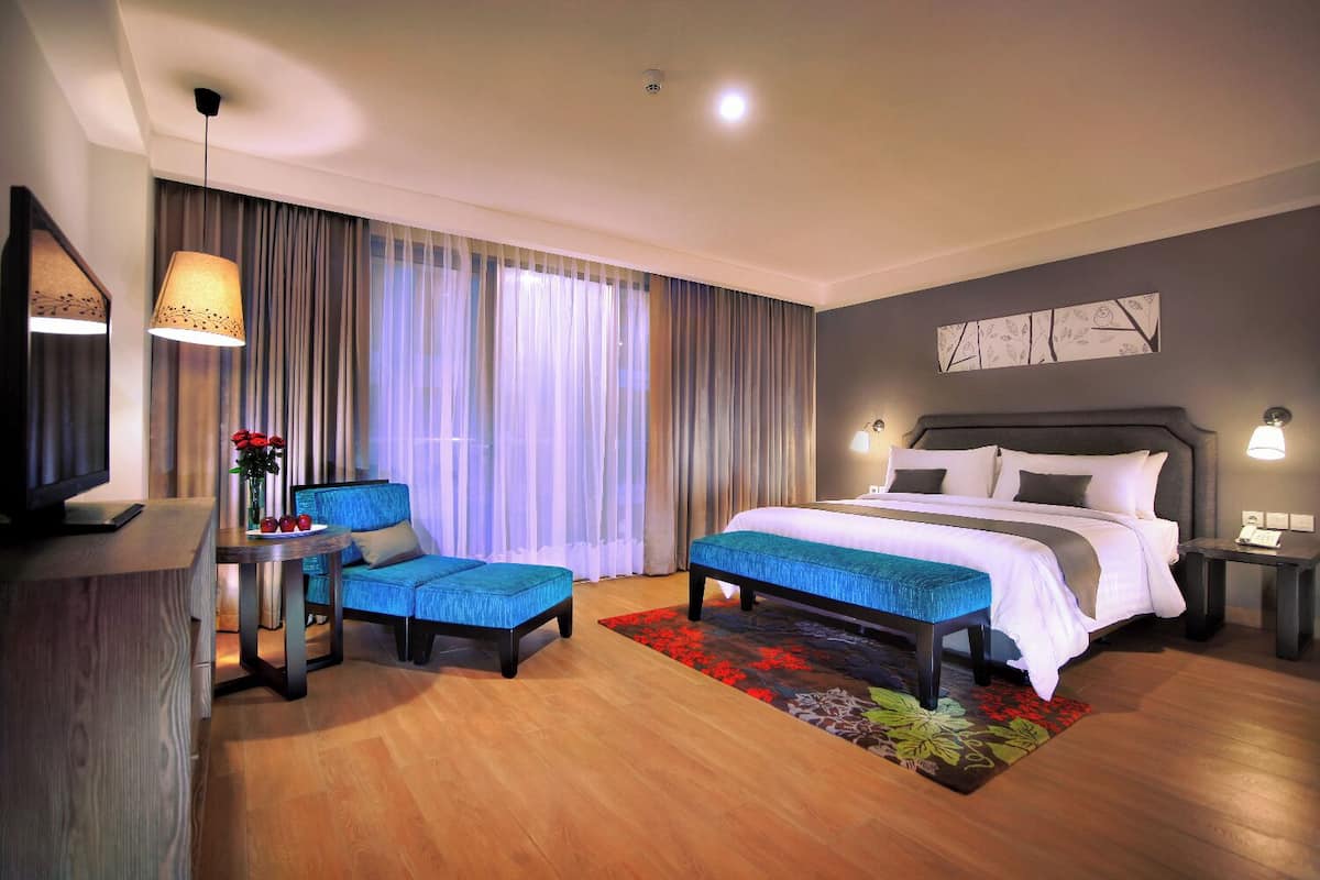 Deluxe Premier Room | In-room safe, desk, laptop workspace, soundproofing