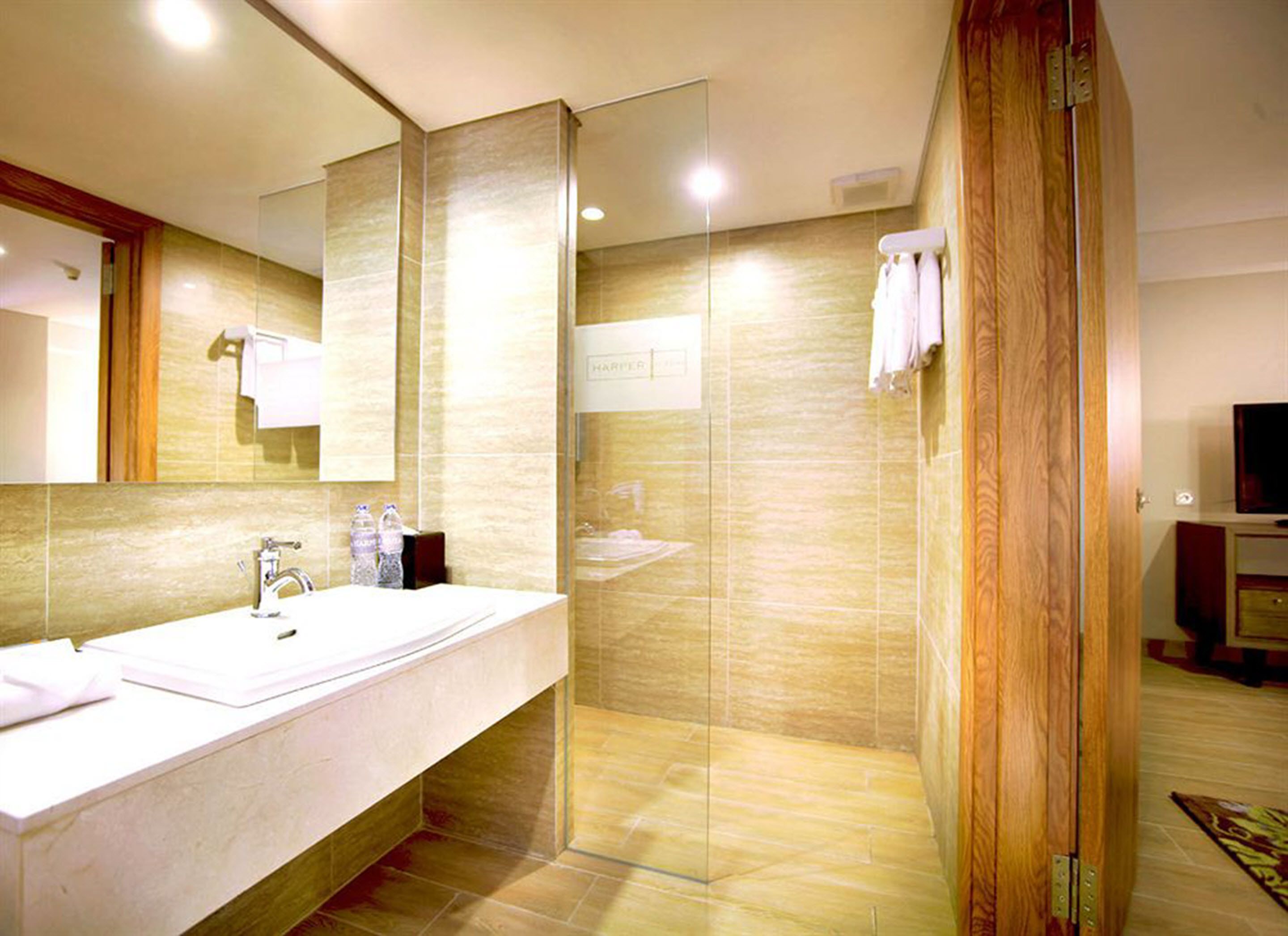 rainfall showerhead, free toiletries, hair dryer, slippers