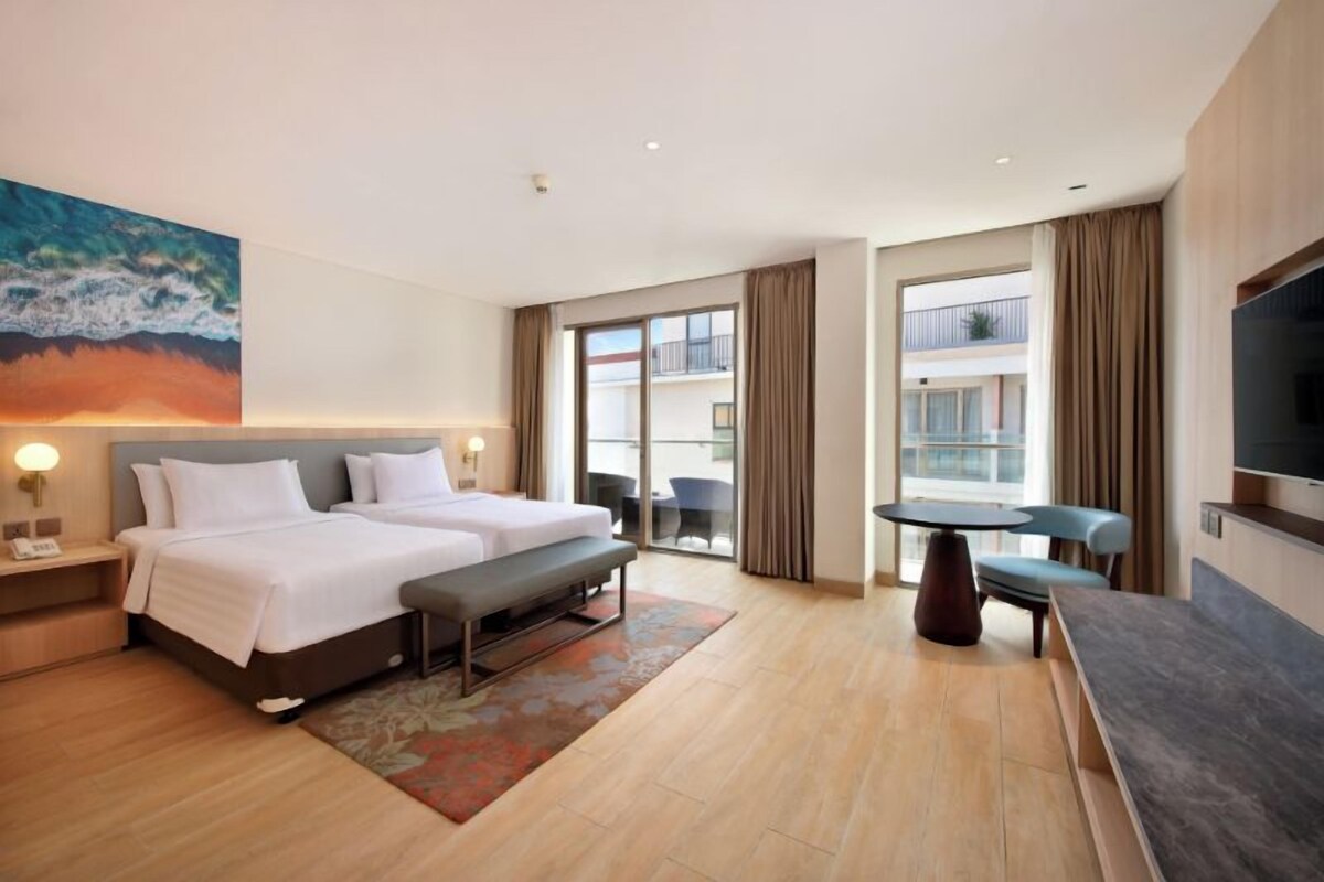 Deluxe Premier Room | In-room safe, desk, laptop workspace, soundproofing