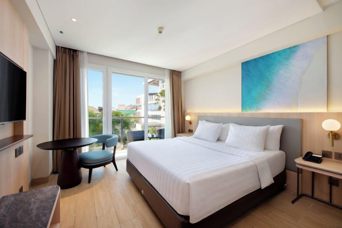 Superior Premiere Room | In-room safe, desk, laptop workspace, soundproofing