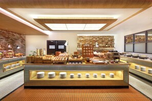 Desayuno buffet (IDR 166000 por persona) 