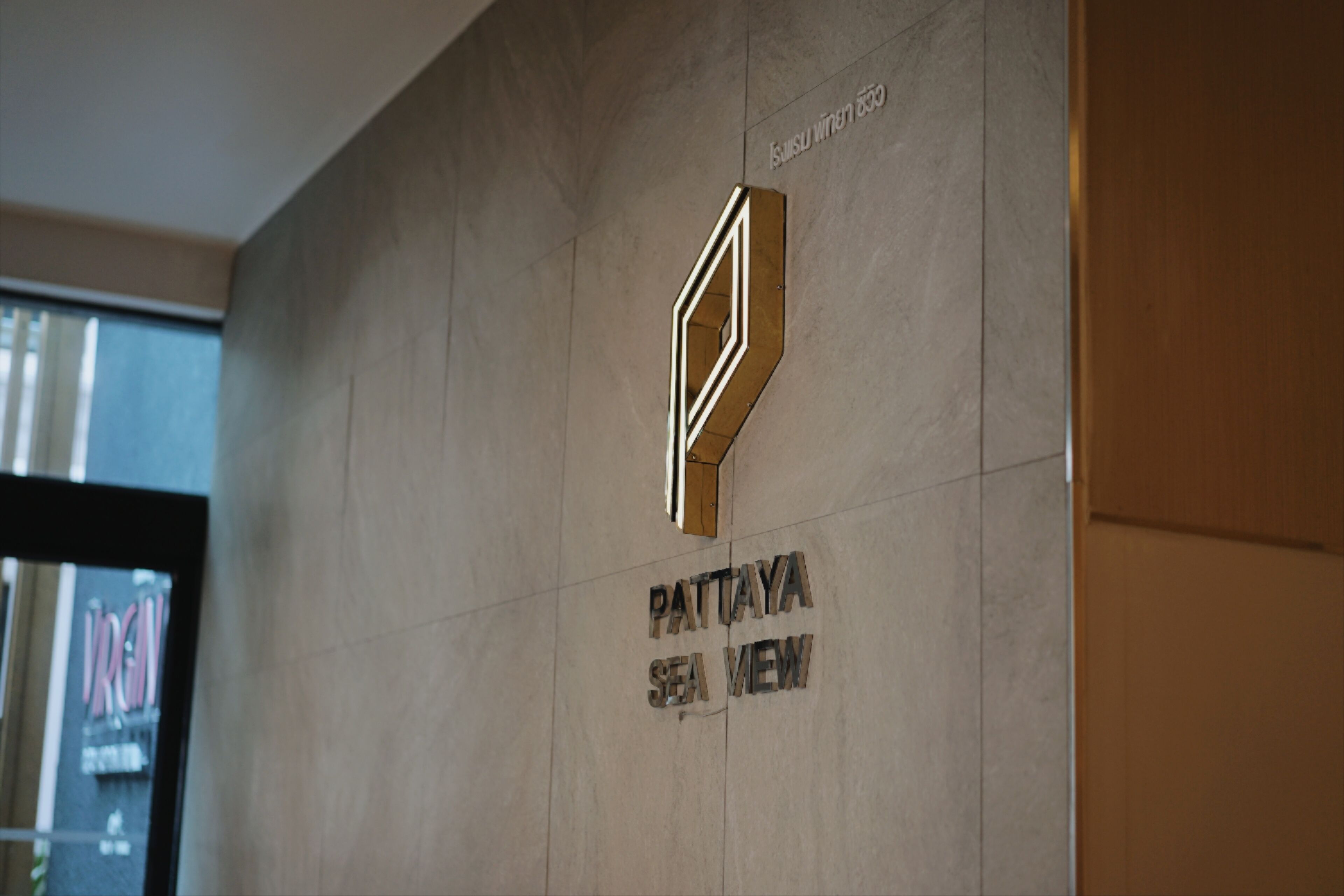 Um sinal na parede com o texto 'PATTAYA SEA VIEW'.