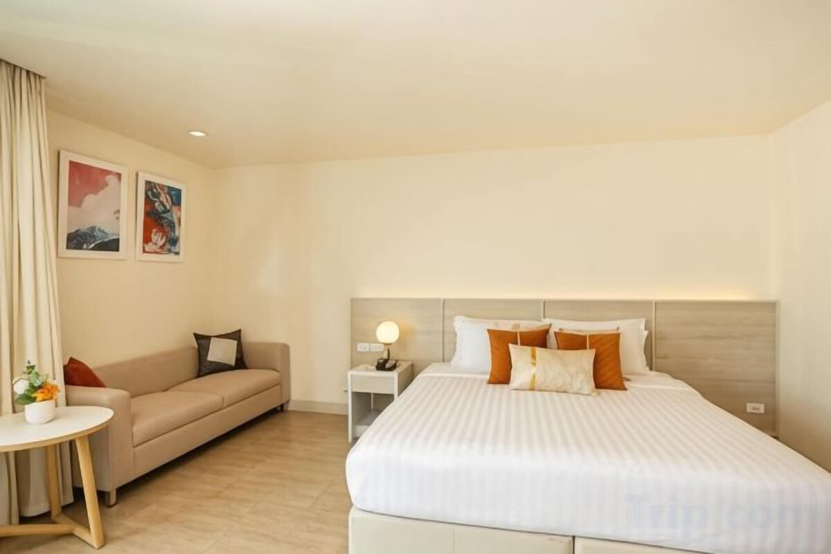 Minibar (some free items), in-room safe, desk, WiFi (free)