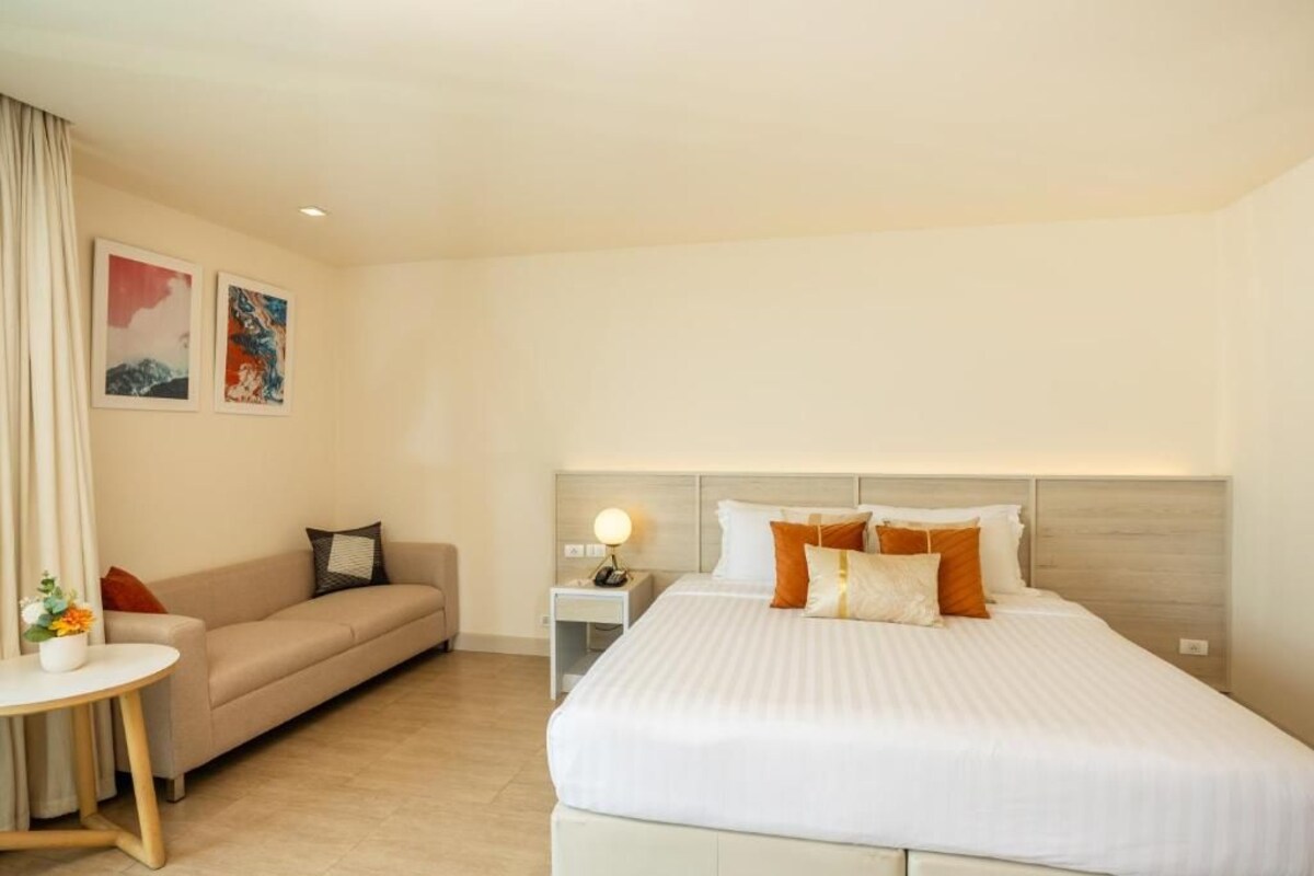 Quarto casal luxo, vista para a cidade | Frigobar (abastecido com alguns itens grátis), cofres nos quartos