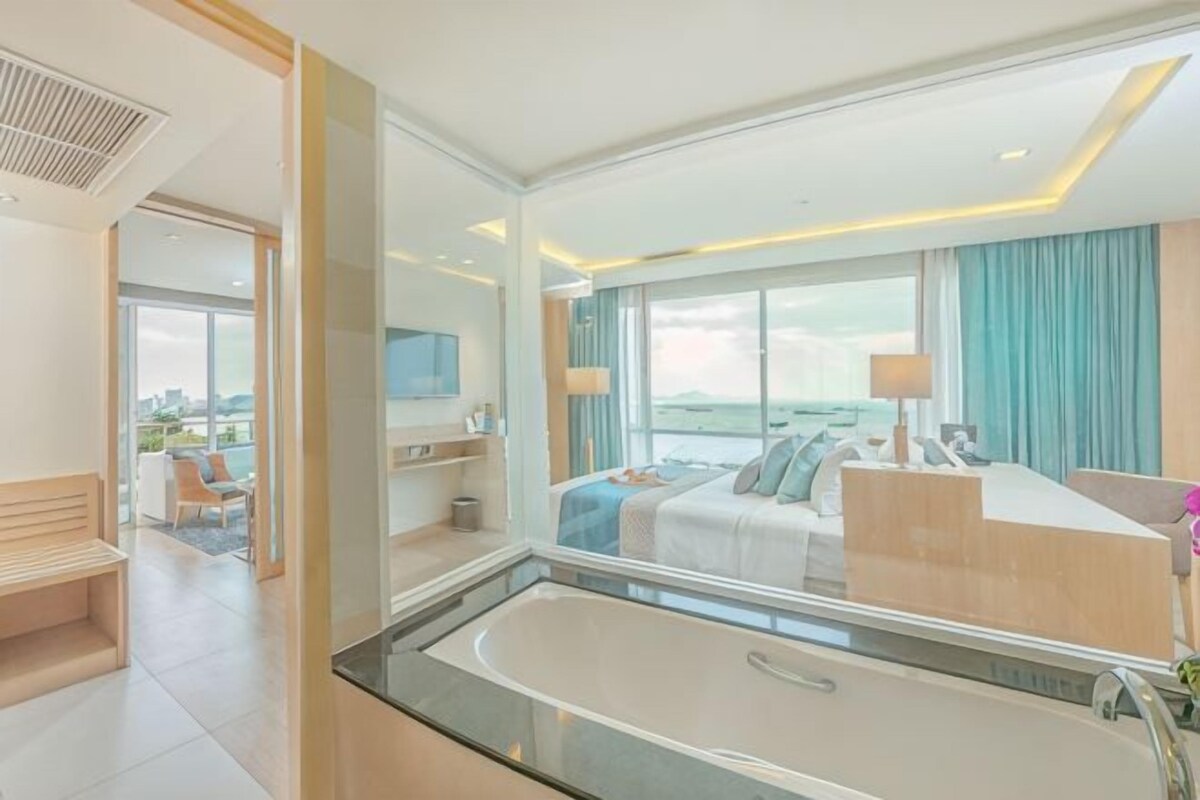 Free minibar items, in-room safe, desk, free WiFi