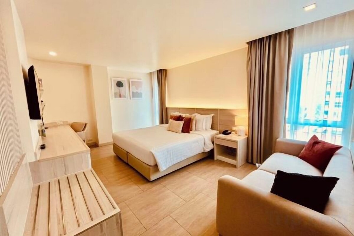 Minibar (some free items), in-room safe, desk, WiFi (free)