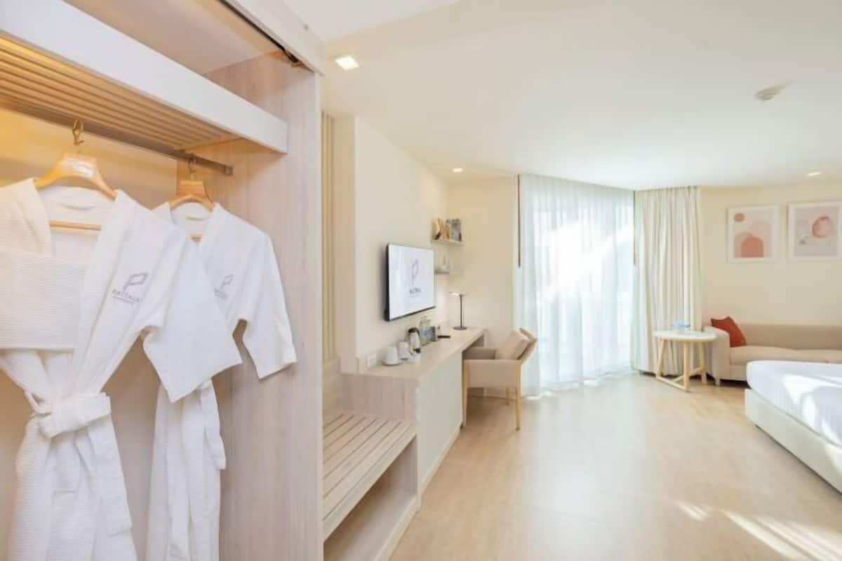 1 bedroom, free minibar items, in-room safe, desk