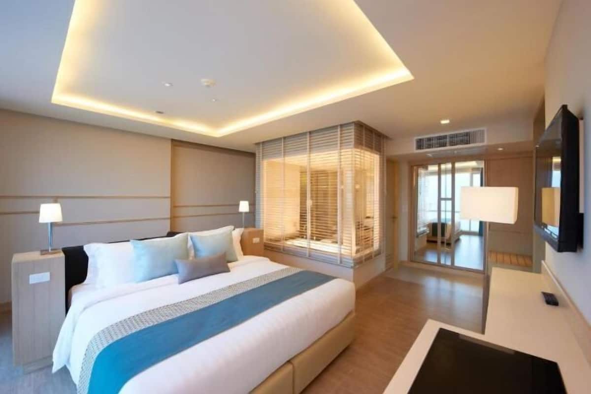 1 bedroom, free minibar items, in-room safe, desk