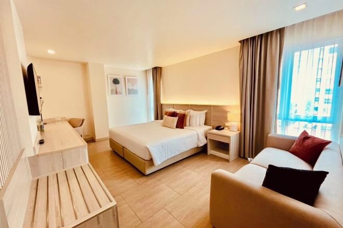 Minibar (some free items), in-room safe, desk, WiFi (free)