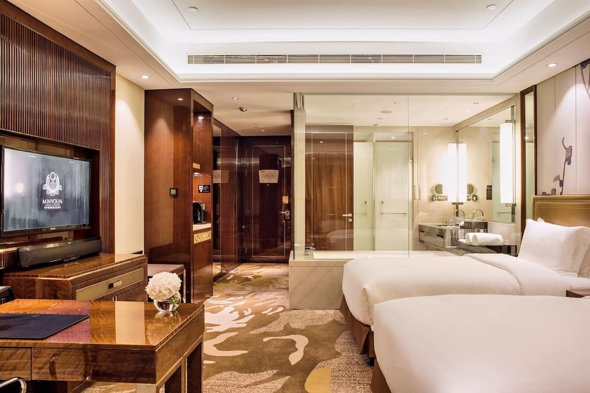 Phòng 2 giường đơn Superior | Bộ đồ giường cao cấp, minibar, két bảo mật tại phòng, bàn 