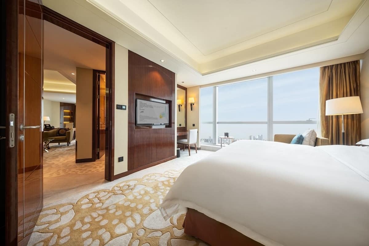 Phòng Suite Royal | Bộ đồ giường cao cấp, minibar, két bảo mật tại phòng, bàn 