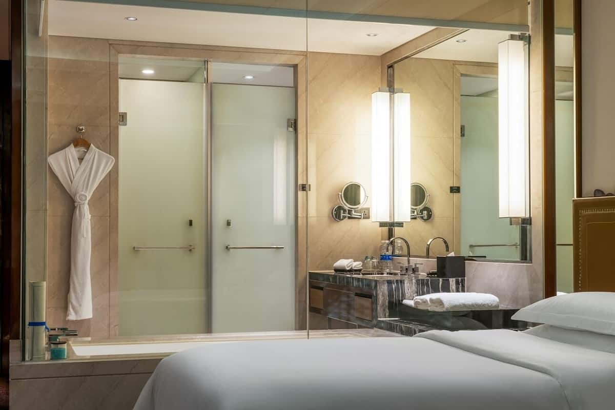 Bộ đồ giường cao cấp, minibar, két bảo mật tại phòng, bàn 