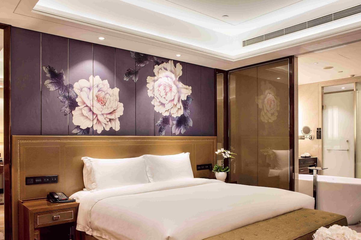 Bộ đồ giường cao cấp, minibar, két bảo mật tại phòng, bàn 