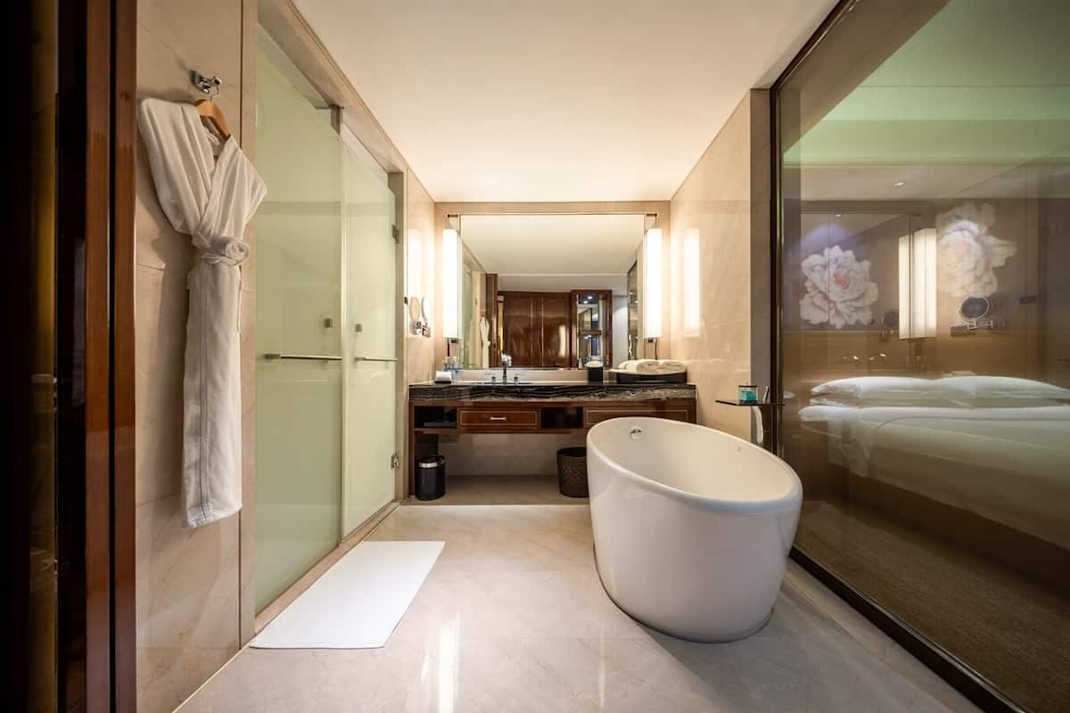Phòng Deluxe | Phòng tắm | Vòi sen/bồn tắm kết hợp, bồn tắm ngâm 