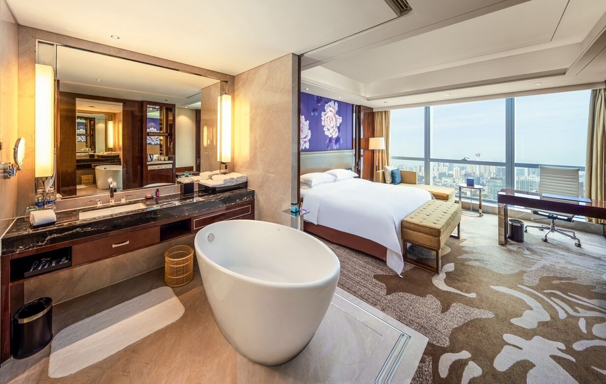 executive king room  | premium bedding, minibar, in-room safe, desk