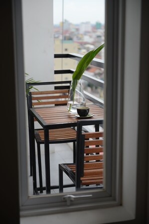 Minibaari, tallelokero huoneessa, työpöytä, pimennysverhot