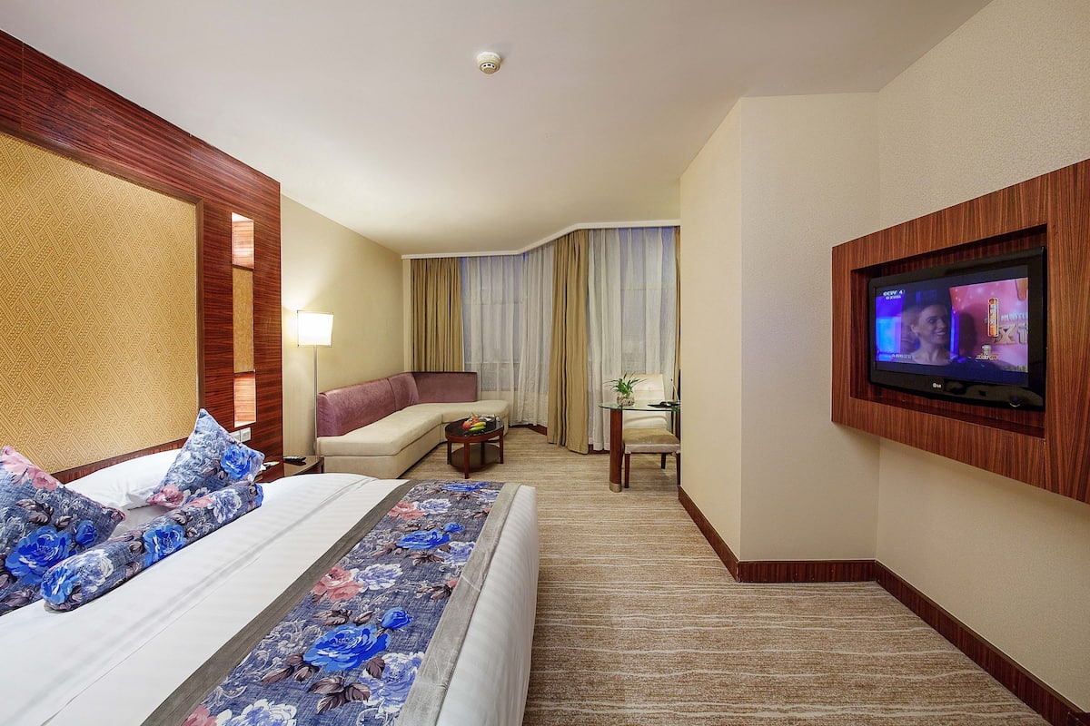 Blackout curtains, rollaway beds, free WiFi