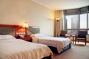 Cortinas opacas, camas supletorias, wifi gratis