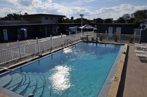 Piscina a l'aire lliure, para-sols i gandules 