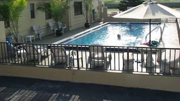 Piscine extérieure, parasols de plage, chaises longues