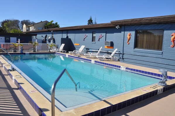 Outdoor pool, pool umbrellas, sun loungers - Atlantic Economy Inn (Daytona Beach)