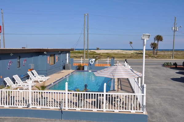 Outdoor pool, pool umbrellas, sun loungers - Atlantic Economy Inn (Daytona Beach)