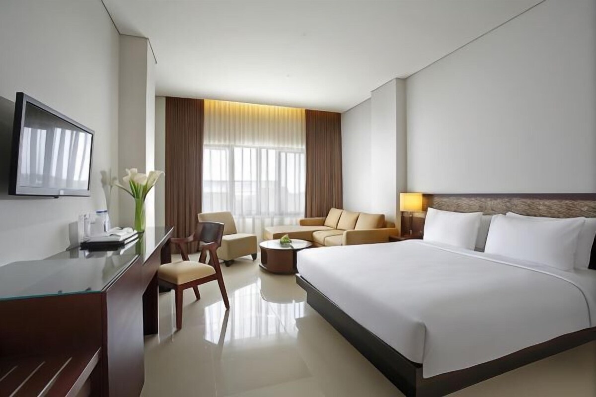 In-room safe, desk, free WiFi