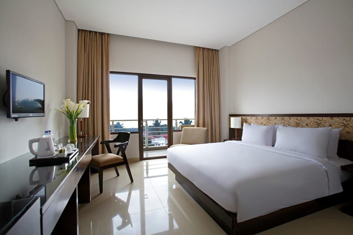 In-room safe, desk, free WiFi