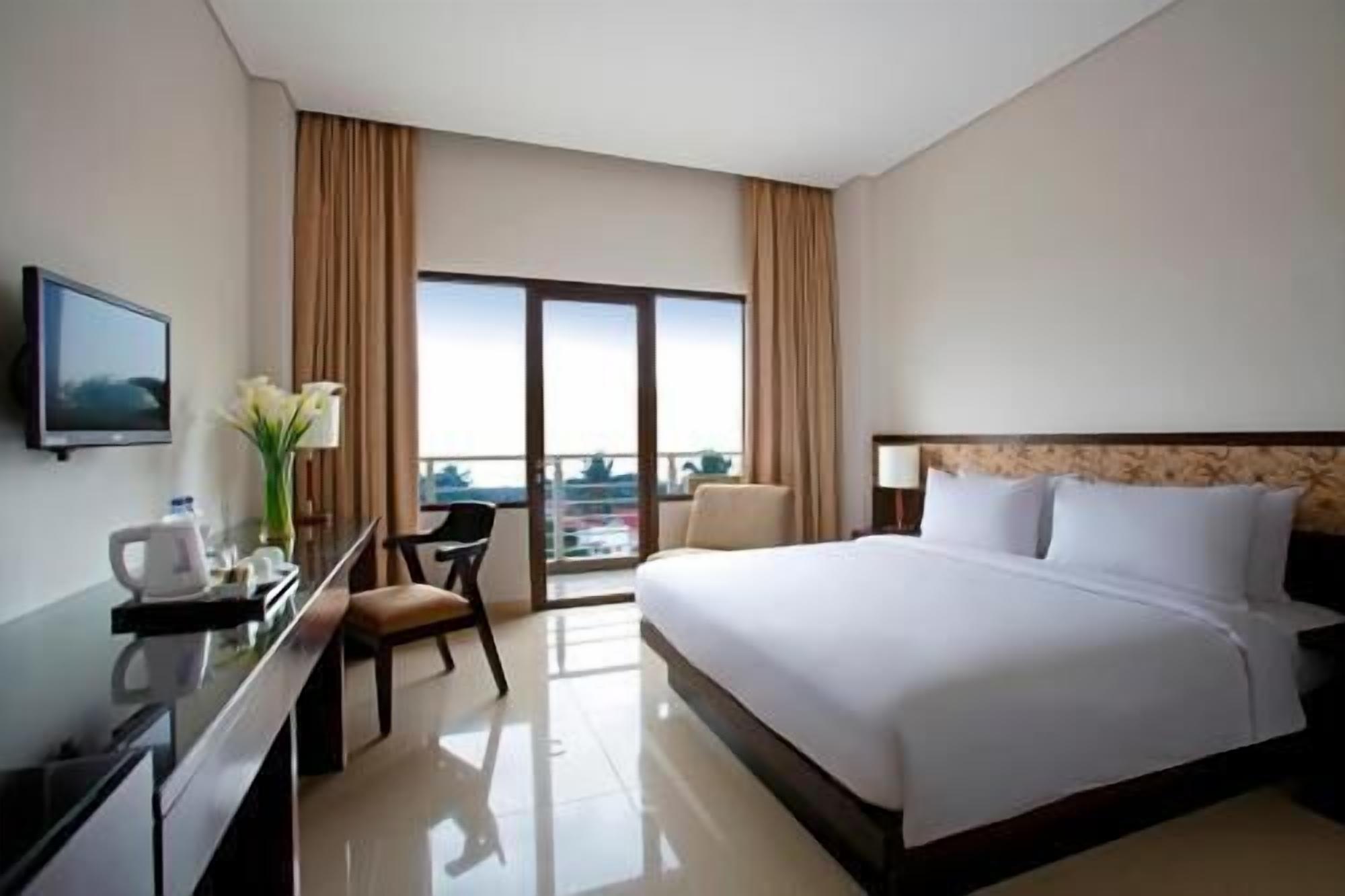 In-room safe, desk, free WiFi