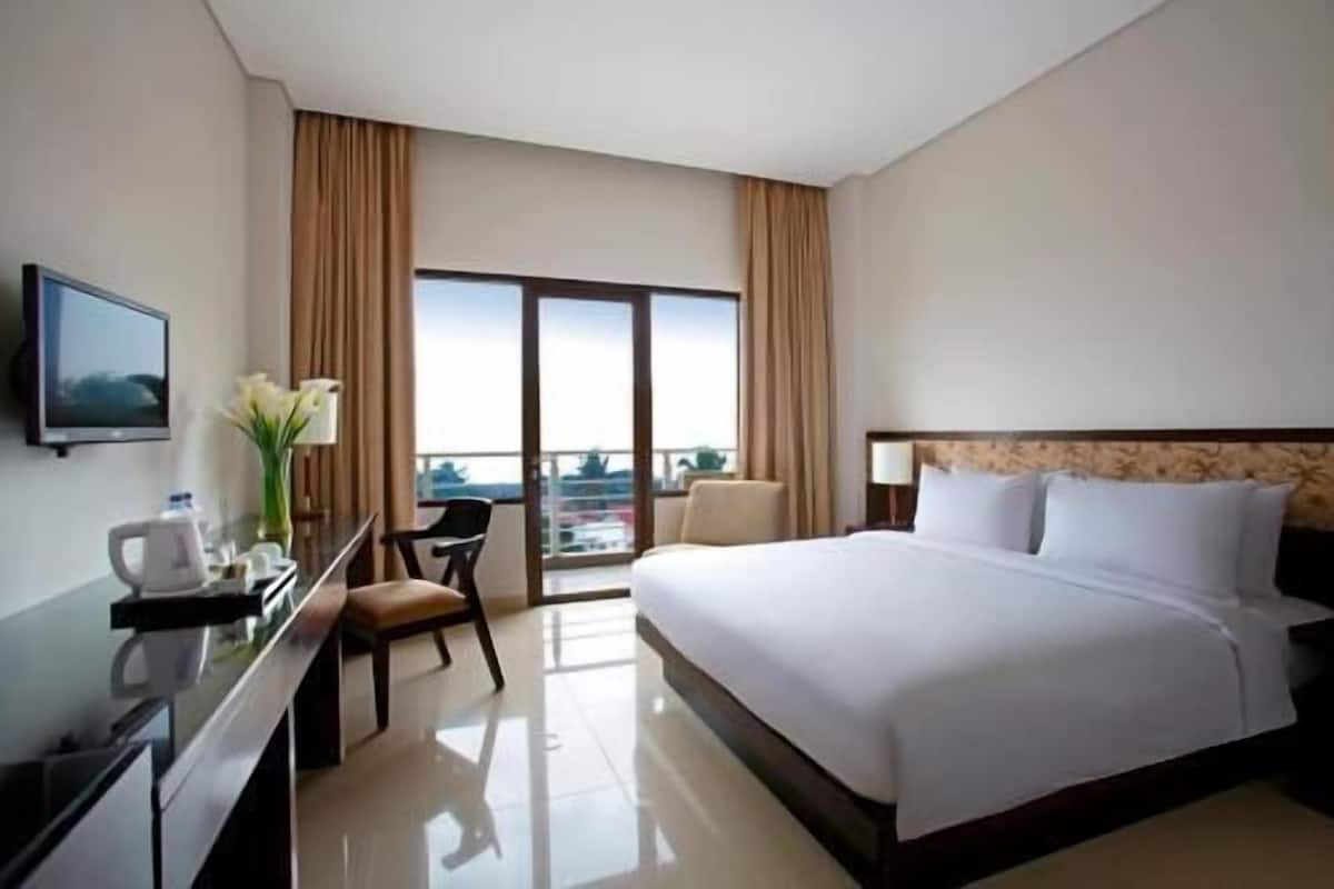 In-room safe, desk, free WiFi