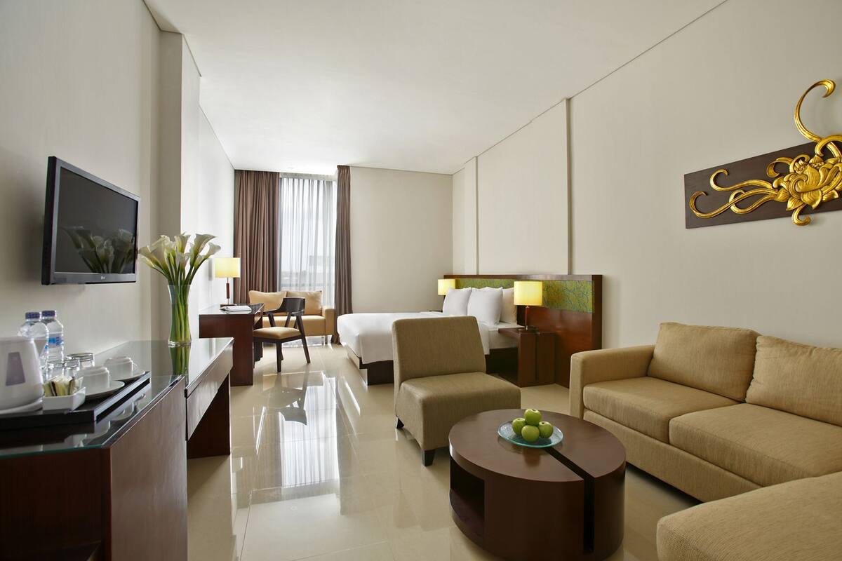 executive room, 1 king bed | in-room safe, desk, free wifi