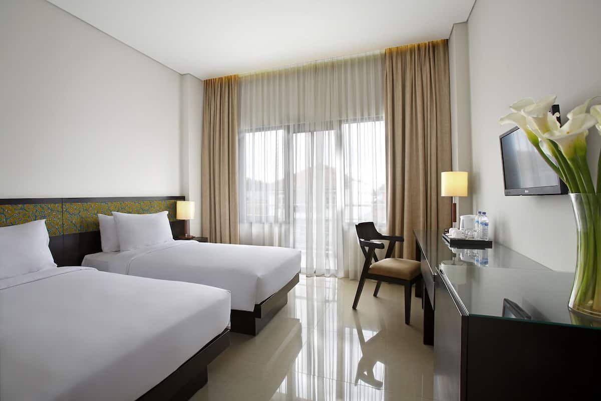 In-room safe, desk, free WiFi