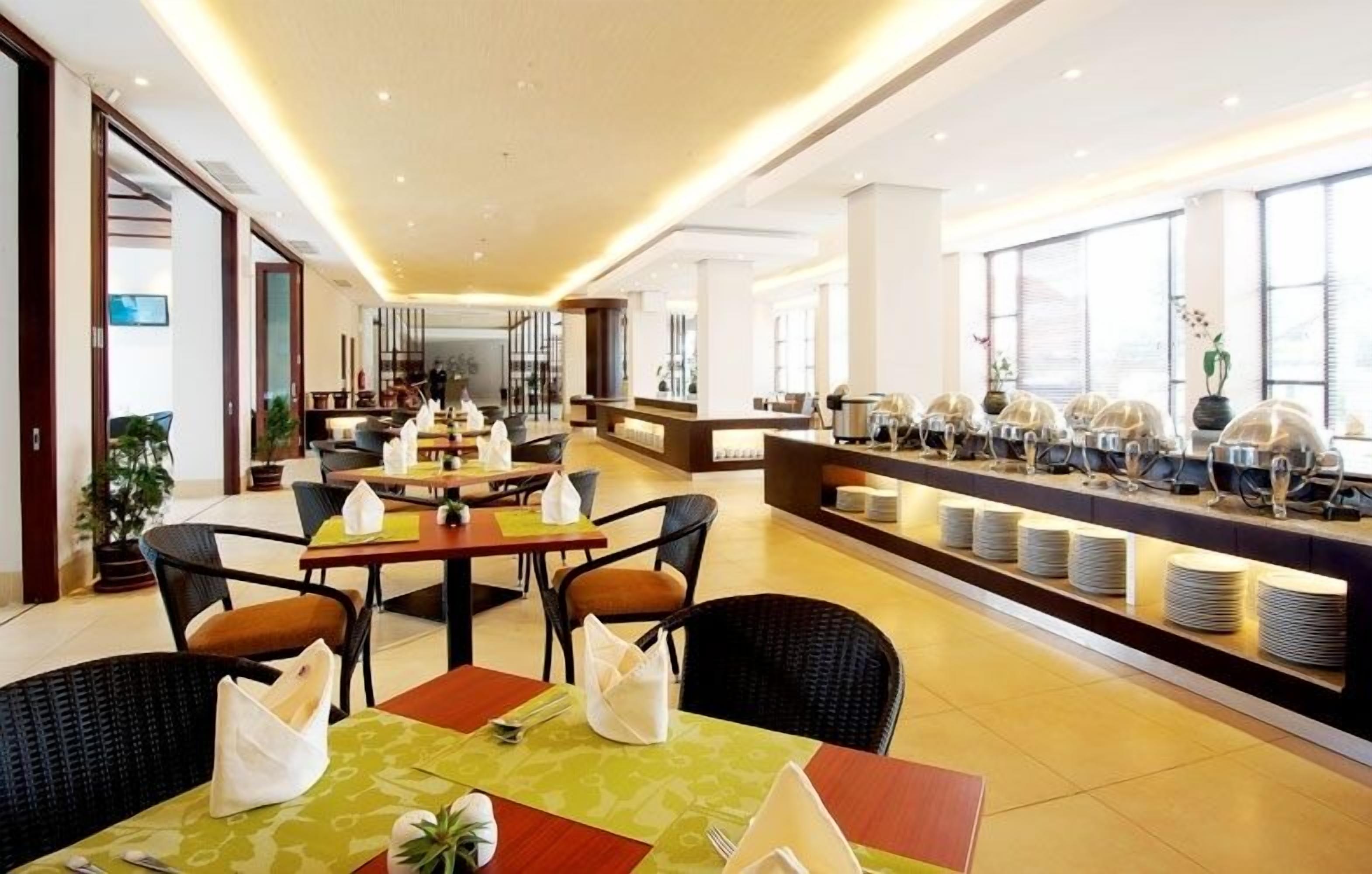 Petit déjeuner, déjeuner et dîner servis sur place