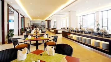 Melayani sarapan, makan siang, dan makan malam