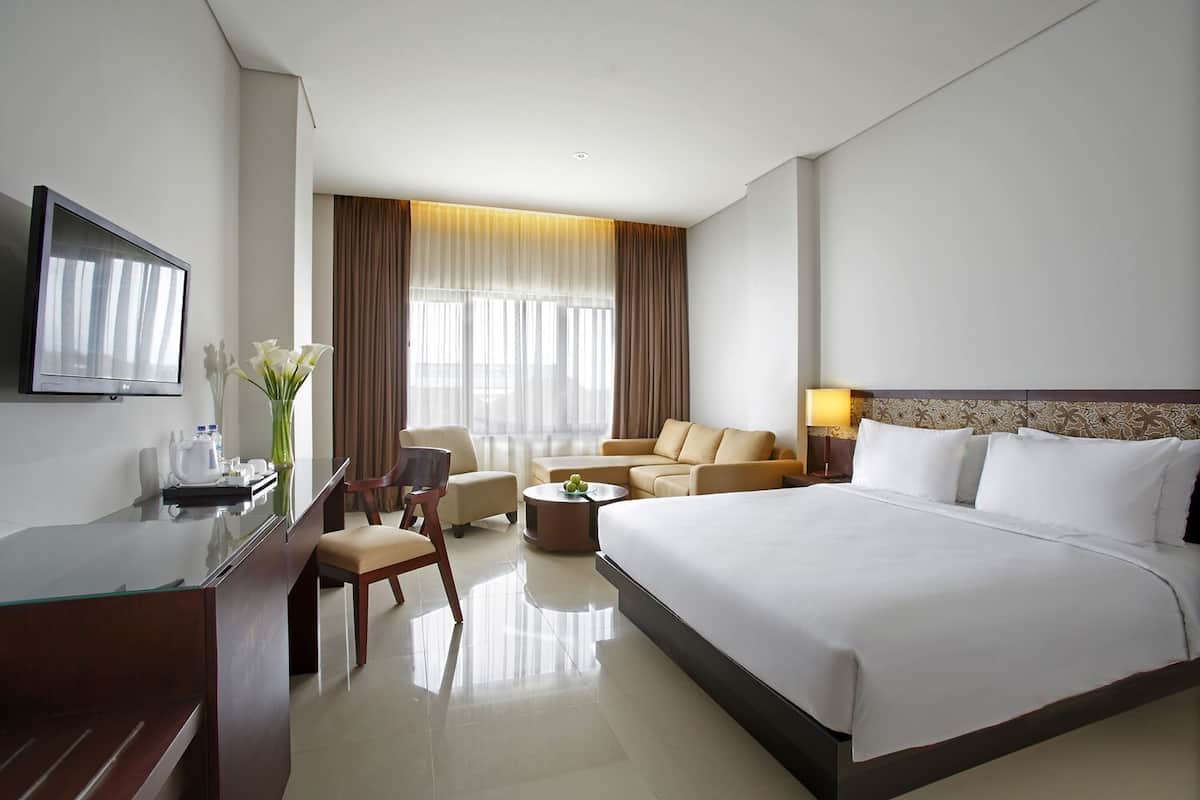 In-room safe, desk, free WiFi