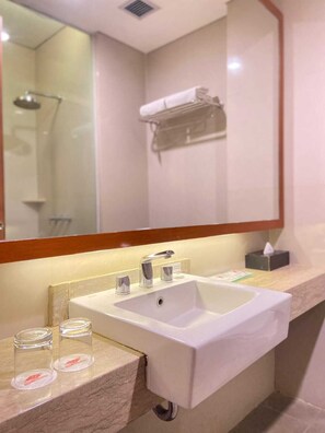 Habitación superior con 2 camas individuales, balcón | Baño | Batas, pantuflas, bidet, toallas 
