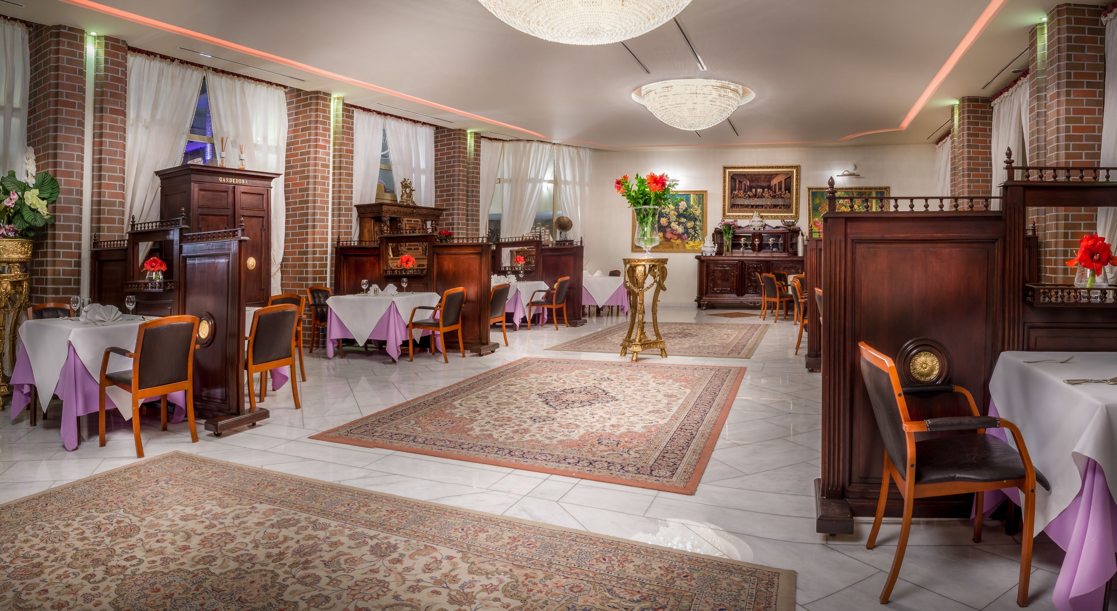 breakfast, lunch, dinner served; international cuisine