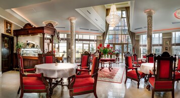 Breakfast, lunch, dinner served; international cuisine