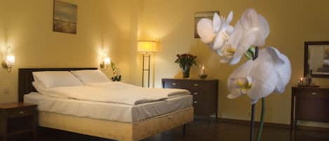 Hypo-allergenic bedding, in-room safe, laptop workspace, free WiFi