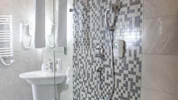 Ducha, secador de pelo, toallas, jabón